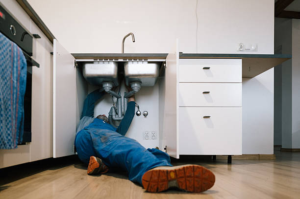 Professional Drain Cleaning technician working in Thousandsticks, KY